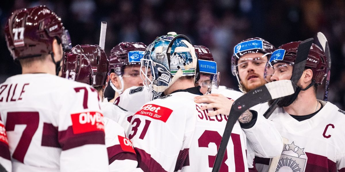 Målvakt Arturs Silovs og Miks Indrasis fra Latvia klemmer hverandre etter semifinalen i ishockey-VM 2023 mellom Canada og Latvia 27. mai 2023 i Tampere. Photo: Joel Marklund / BILDBYRÅN / kod JM / JM0485