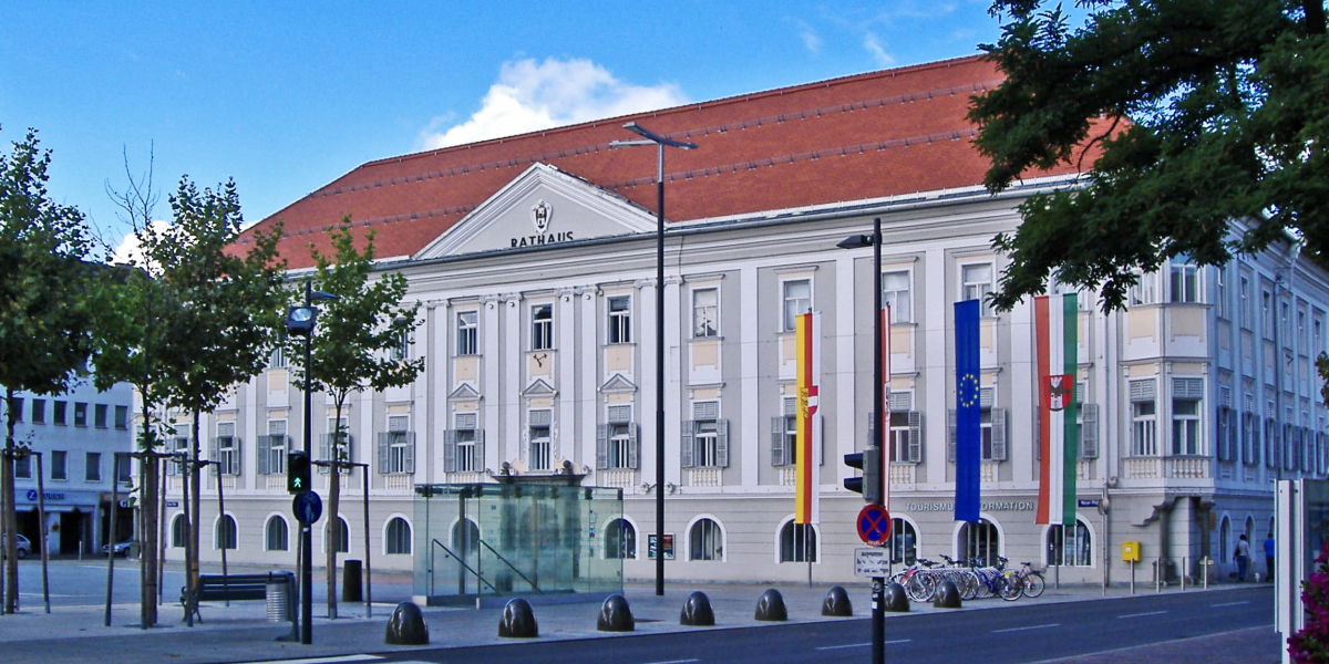 Klagenfurt er vertskap for kvinnenes IA-VM i år, hvor Norge spiller. Dette er rådhuset i Klagenfurt, Østerrike. Foto: wallpaperflare.com