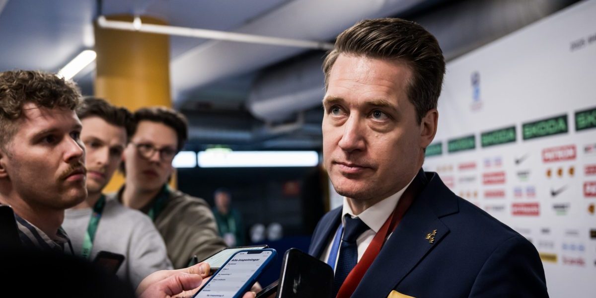 Hovedtrener Sam Hallam fra Sverige blir intervjuet i mixed zone etter bronsekampen i IIHF-verdensmesterskapet i ishockey 2025 mellom Sverige og Danmark 25. mai 2025 i Stockholm. Photo: Johanna Säll / BILDBYRÅN